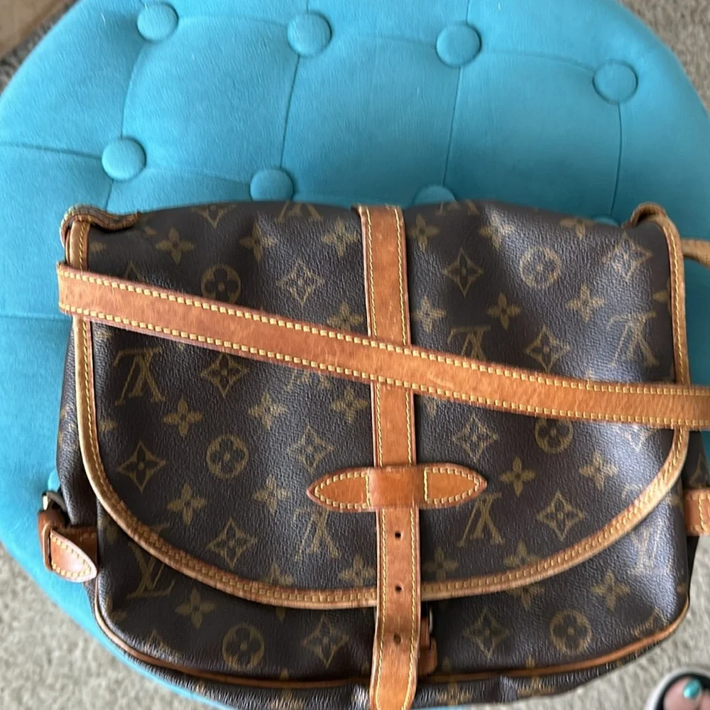 Louis Vuitton Saurmur Crossbody - Picture 13 of 16
